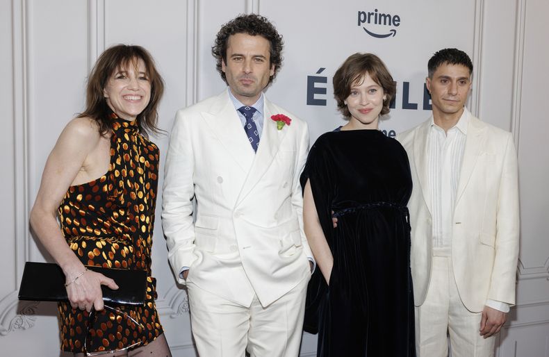 ARCHIVO - Charlotte Gainsbourg, de izquierda a derecha, Luke Kirby, Lou de Laage y Gideon Glick asisten al estreno de Etoile en el Museo de Arte Moderno el martes 15 de abril de 2025, en Nueva York. (Foto CJ Rivera/Invision/AP, archivo)