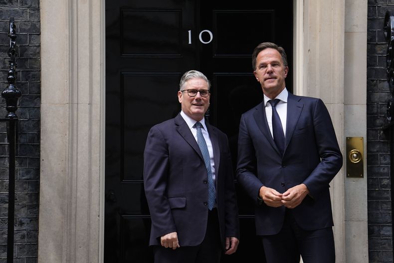El primer ministro británico Keir Starmer (izq) con el secretario general de la OTAN Mark Rutte en Downing Street en Londres, el 9 de junio del 2025. (Jordan Pettitt/PA via AP)