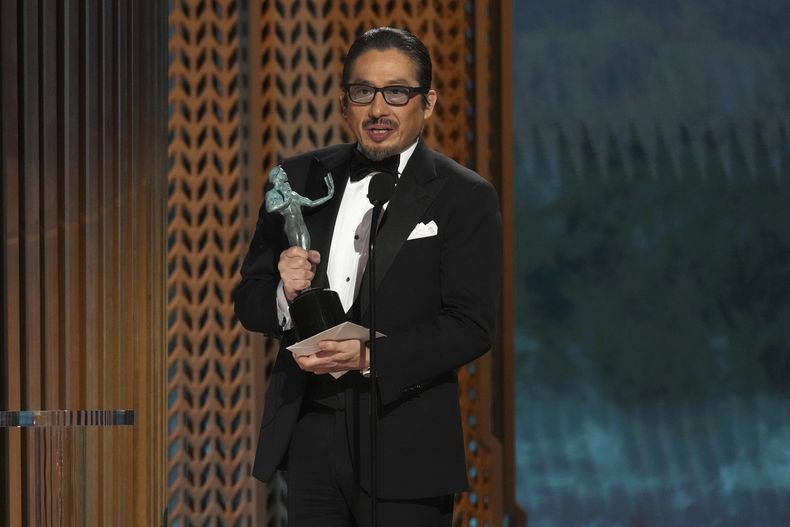 Hiroyuki Sanada recibe el premio a mejor actor en una serie dramática por Shogun en la 31ª edición anual de los Premios SAG el domingo 23 de febrero de 2025 en el Shrine Auditorium de Los Ángeles. (Foto AP/Chris Pizzello)