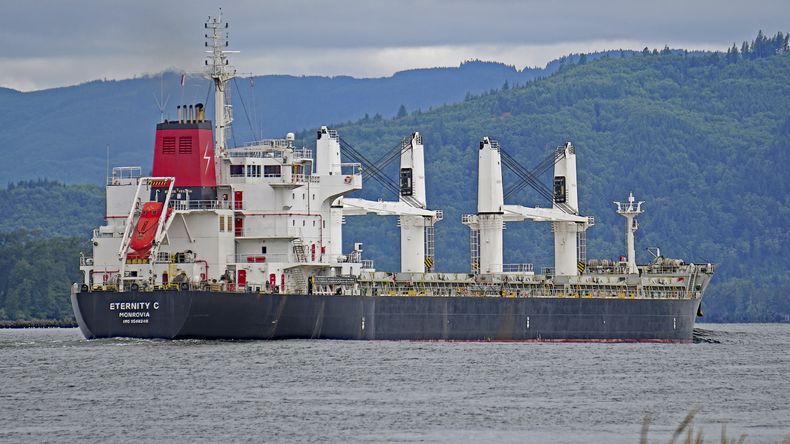 El carguero con bandera de Liberia Eternity C se ve cerca de Cathlamet, Oregon, el 23 de julio de 2019. (Mike Cullom via AP)