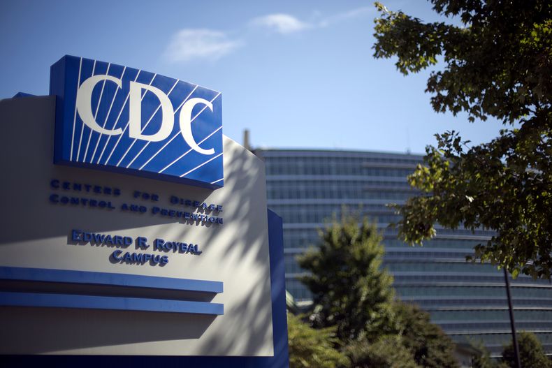 ARCHIVO – Un letrero señala la entrada a los Centros para el Control y la Prevención de Enfermedades (CDC, por sus siglas en inglés) en Atlanta, el 8 de octubre de 2013. (AP Foto/David Goldman, Archivo)