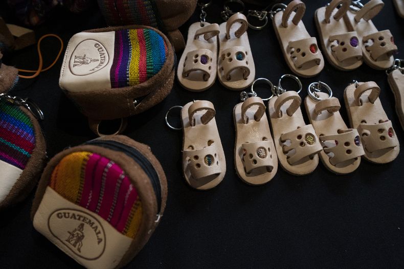 Esta fotografía muestra artículos de recuerdo durante un desfile de modas con textiles guatemaltecos, el viernes 12 de mayo de 2023, en Brownsville, Texas. Una diseñadora nacida en Guatemala combinó técnicas indígenas de tejido, diseño moderno de ropa y colorida historia de su país natal en una exhibición reciente en una pasarela de Texas. La presentación ofreció una muestra no sólo de la visión artística de Elena de León, sino un trabajo de madres guatemaltecas, incluidas algunas que viven en Estados Unidos y otras que se quedaron en su país para apoyar a sus familias. (AP Foto/Julio Cortez)