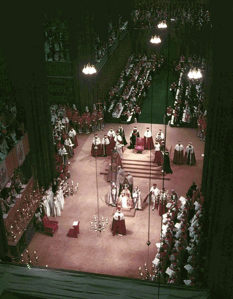 ARCHIVO - La reina Isabel II de Gran Bretaña, centro en la parte inferior, en la Silla de San Eduardo en la Abadía de Westminster en Londres el 2 de junio de 1953, antes de ser ascendida al trono por los arzobispos, obispos y otros presentes.AP reunirá un pequeño ejército para cubrir la coronación del rey Carlos III este fin de semana. Para la coronación de su madre hace 70 años, el servicio de noticias también contó con la ayuda de una fuerza aérea. En 1953, tomaba ocho minutos transmitir una sola fotografía en blanco y negro, siempre que las condiciones climáticas y las líneas telefónicas cooperaran. Entre los métodos que AP empleó para transmitir las fotos de Londres a sus clientes de periódicos estadounidenses había un acuerdo para ponerlas en aviones de combate de la Fuerza Aerea Real. (Foto AP, archivo)