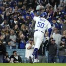 Mookie Betts, de los Dodgers de Los Ángeles, festeja luego de conectar un jonrón ante los Padres de San Diego, el viernes 12 de mayo de 2023 (AP Foto/Mark J. Terrill)