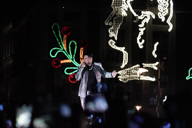 ARCHIVO - El vocalista Eduin Caz, de la banda regional mexicana Grupo Firme, durante un concierto gratuito en el Zócalo de la Ciudad de México, el 25 de septiembre de 2022. (Foto AP/Eduardo Verdugo, archivo)