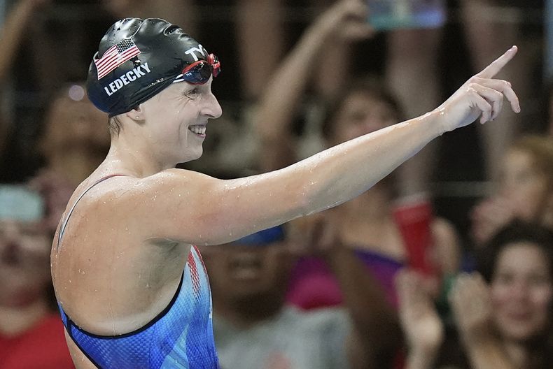 La estadounidense Katie Ledecky celebra tras ganar la medalla de oro en los 800 metros de la natación de los Juegos Olímpicos de París, el sábado 3 de agosto de 2024, en Nanterre, Francia. (AP Foto/Brynn Anderson)