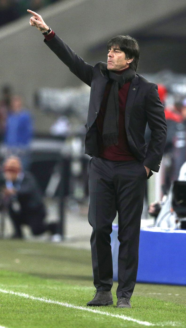 El t&eacute;cnico de Alemania Joachim Loew da indicaciones a sus jugadores durante un partido amistoso con Chile el 5 de marzo del 2014 en Stuttgart, Alemania.  (AP Photo/Matthias Schrader)