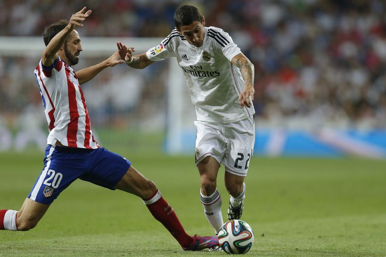 El argentino Angel Di Mar&iacute;a, derecha, disputa la pelota con Juan Fran, del Atl&eacute;tico Madrid, durante la Supercopa Espa&ntilde;ola en Madrid el 19 de agosto del 2014. El 24 de agosto se inform&oacute; que Di Mar&iacute;a se va del Real Madrid.