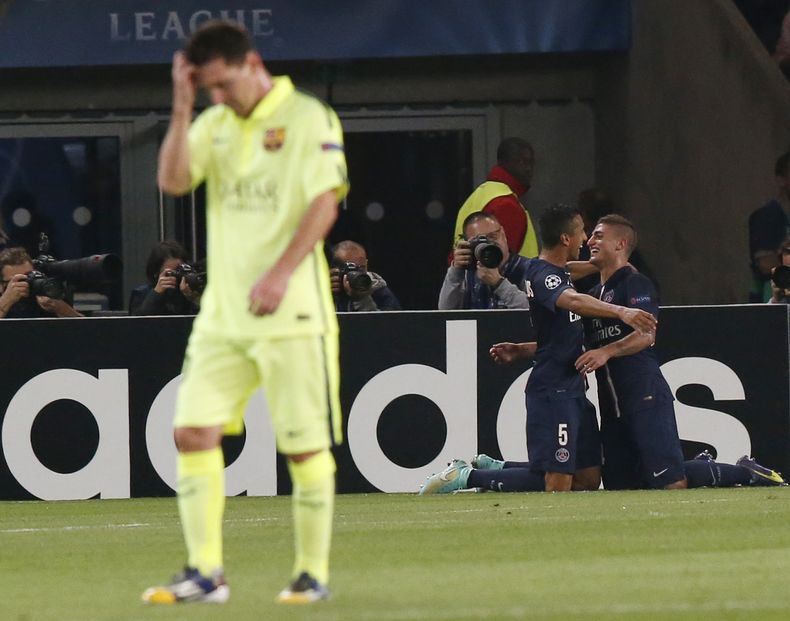El jugador del Barcelona, Lionel Messi, izquierda, camina tras un gol del PSG en un partido por la Liga de Campeones el martes, 30 de septiembre de 2014, en Par&iacute;s. (AP Photo/Michel Euler)