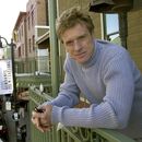 ARCHIVO - Robert Redford posa en un balcón en Main Street decorado con sus pancartas del Festival de Cine de Sundance el 17 de enero de 2003, en Park City, Utah. (Foto AP/Douglas C. Pizac, archivo)