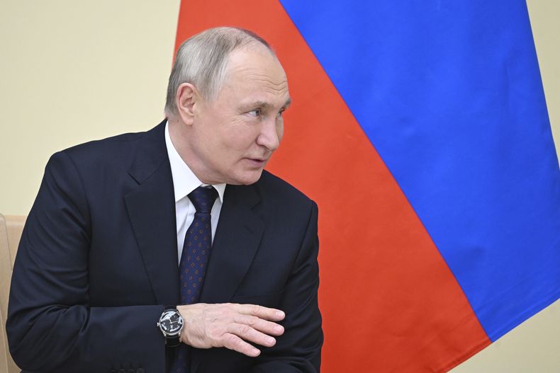 El presidente ruso Vladímir Putin habla con el presidente de Guinea Ecuatorial, Teodoro Obiang Nguema Mbasogo, en Moscú, Rusia, el 2 de noviembre de 2023. (Grigory Sysoyev, Sputnik, Kremlin Pool Photo vía AP)