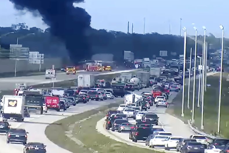 En esta imagen proporcionada por el Departamento de Transporte de Florida, una columna de humo se eleva sobre la carretera interestatal 75 después de que un jet privado intentó aterrizar de emergencia, el viernes 9 de febrero de 2024, en Naples, Florida. (Departamento de Transporte de Florida/The News-Press vía AP)