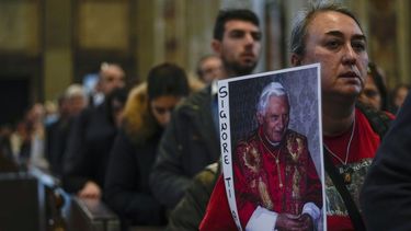 Cardenal critica libro de secretario sobre Benedicto XVI