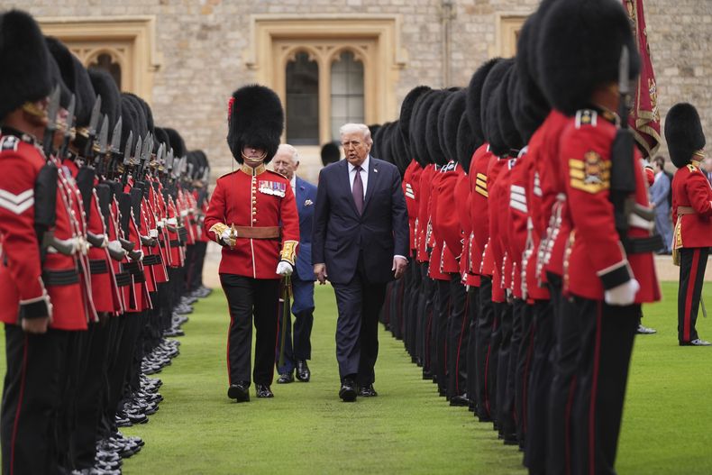 El presidente de EEUU, Donald Trump, y el rey Carlos III de Reino Unido inspeccionan la guardia de honor durante una ceremonia de bienvenida en el Castillo de Windsor, en Windsor, Inglaterra, el miércoles 17 de septiembre de 2025. (AP Foto/Evan Vucci)