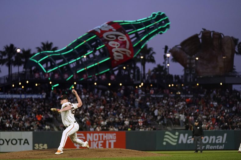 Logan Webb, de los Gigantes de San Francisco, lanza en el juego del miércoles 2 de agosto de 2023, ante los Diamondbacks de Arizona (AP Foto/Jeff Chiu)