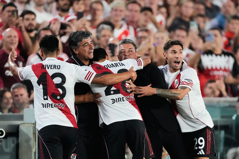 Marcelo Gallardo (2do de derecha a izquierda), técnico del River Plate, es abrazado por el jugador Lucas Martínez Quarta, quien anotó ante Banfield durante un partido de liga el jueves 26 de febrero de 2026 (AP Foto/Gustavo Garello)