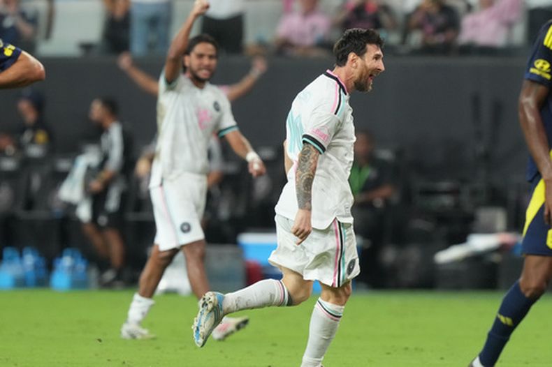 El argentino Lionel Messi, del Inter Miami, celebra tras marcar ante Nashville en un partido de la MLS, realizado el sábado 12 de septiembre de 2026 (AP Foto/Marta Lavandier)