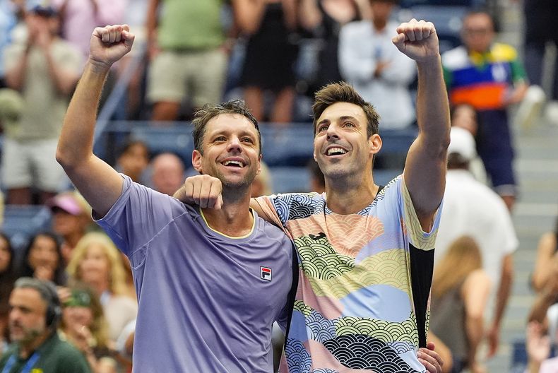 Horacio Zeballos (izquierda) y Marcel Granollers celebran su victoria ante Neal Skupski y Joe Salisbury en la final de los dobles masculino del Abierto de Estados Unidos, el sábado 6 de septiembre de 2025, en Nueva York. (AP Foto/Yuki Iwamura)