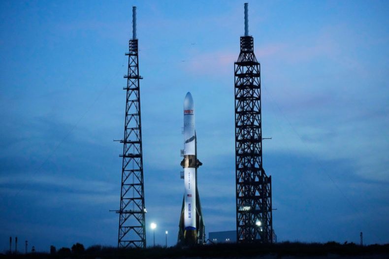 ARCHIVO - Un cohete New Glenn de Blue Origin listo para su lanzamiento en la Estación de la Fuerza Espacial de EEUU en Cabo Cañaveral, Florida, el 18 de abril de 2026. (AP Foto/John Raoux/Archivo)