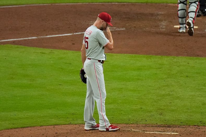 Zack Wheeler, de los Filis de Filadelfia, espera al siguiente bateador de los Bravos de Atlanta durante el tercer juego de la serie de comodín de la Liga Nacional, el jueves 1 de octubre de 2026 (AP Foto/Mike Stewart)