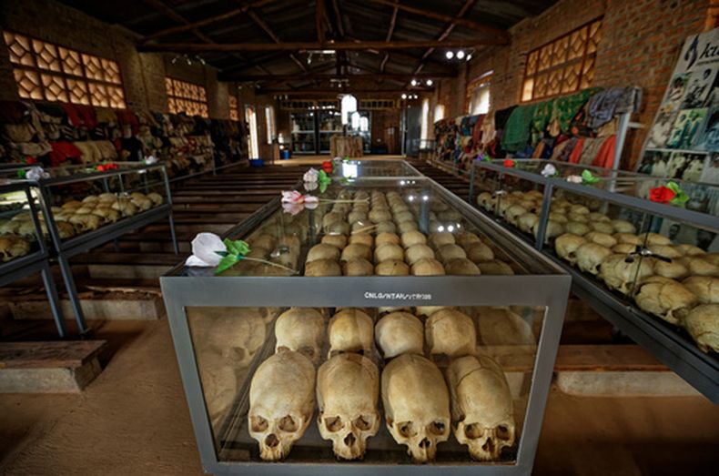 ARCHIVO – Los cráneos de algunas de las personas masacradas mientras buscaban refugio en una iglesia reposan en urnas de cristal, donde se conservan como homenaje a los miles de personas asesinadas dentro y alrededor del templo católico durante el genocidio de 1994, en Ntarama, Ruanda, el 5 de abril de 2019. (AP Foto/Ben Curtis, Archivo)
