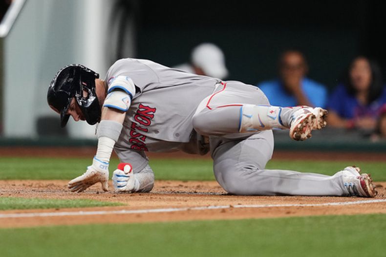 Trevor Story de los Medias Rojas de Boston tras ser impactado por un foul en el juego contra los Rangers de Texas, el jueves 17 de septiembre de 2026, en Arlington, Texas. (AP Foto/Tony Gutiérrez)