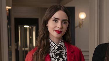 En esta imagen proporcionada por Netflix, Lily Collins en una escena de Emily en París. (Stephanie Branchu/Netflix vía AP)