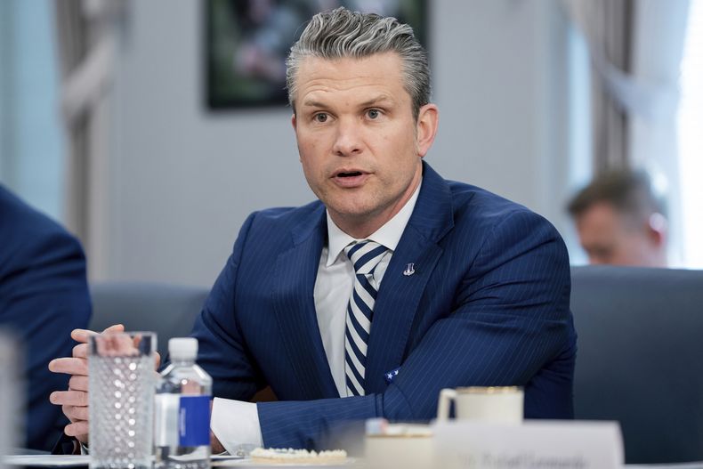 El secretario de Defensa de Estados Unidos, Pete Hegseth, habla en una reunión con el ministro de Defensa Nacional de El Salvador, René Merino Monroy, en el Pentágono, el miércoles 16 de abril de 2025, en Washington. (AP Foto/Nathan Howard)