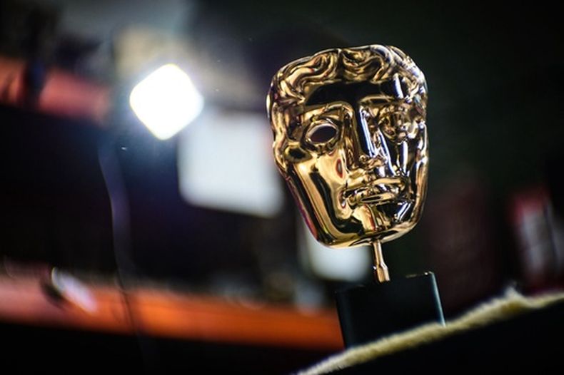 Una máscara terminada de los Premios de la Academia Británica de Cine reposa en un banco en la Fundición FSE en Braintree, Inglaterra, el martes 10 de febrero de 2026. (Scott A Garfitt/Invision/AP)