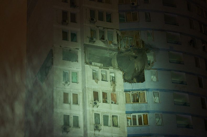 Un edificio residencial resulta dañado tras un ataque aéreo ruso durante una fuerte tormenta de nieve en Kiev, Ucrania, la madrugada del viernes 9 de enero de 2026. (Foto AP/Efrem Lukatsky)