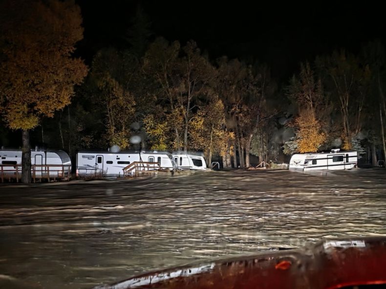 Las aguas de inundación rodean varias caravanas en el campamento Fun Valley Family Resort en South Fork, Colorado, la mañana del viernes 23 de octubre de 2026. (Departamento de Bomberos de South Fork vía AP)