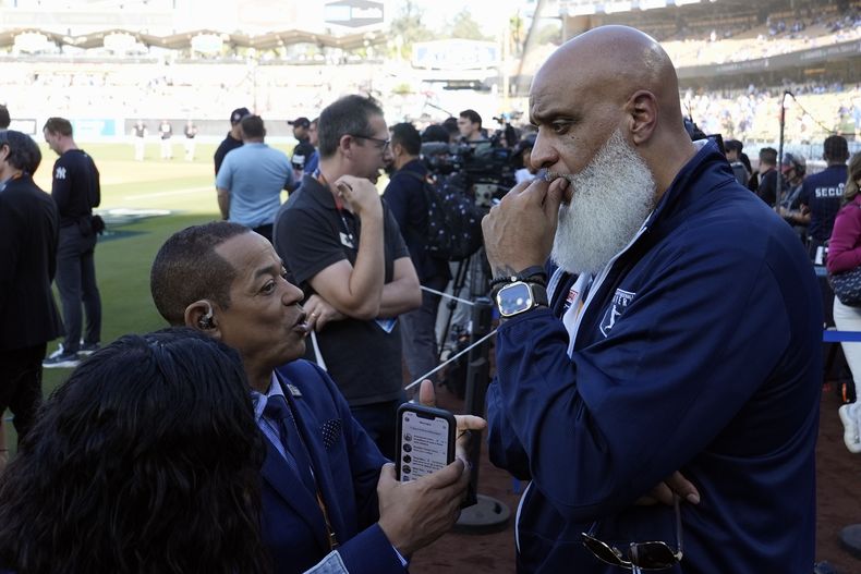 Tony Clark, director general del sindicato de peloteros, habla con la prensa antes del primer juego de la Serie Mundial entre los Yankees de Nueva York y los Dodgers de Los Ángeles, el viernes 25 de octubre de 2024 (AP Foto/Godofredo A. Vásquez)