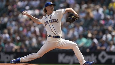 El abridor de los Marineros de Seattle Bryce Miller lanza en la primera entrada del encuentro ante los Tigres de Detroit el domingo 16 de julio del 2023. (AP Foto/Stephen Brashear)