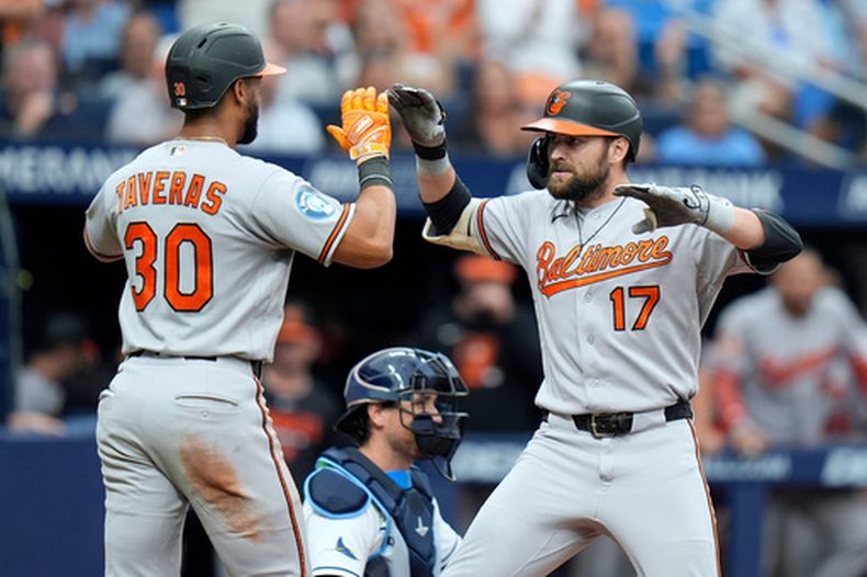 El jardinero de los Orioles de Baltimore, Colton Cowser (17), celebra su jonrón de dos carreras ante el lanzador Steven Matz, de los Rays de Tampa Bay, junto con Leody Taveras (30) durante la sexta entrada de un partido de béisbol, el domingo 16 de agosto de 2026, en San Petersburgo, Florida. (Foto AP/Chris OMeara)