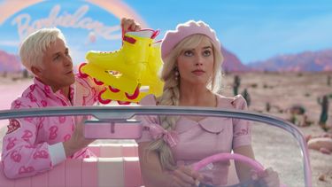 Ryan Gosling, izquierda, y Margot Robbie en una escena de Barbie en una imagen proporcionada por Warner Bros. Pictures. (Warner Bros. Pictures vía AP)