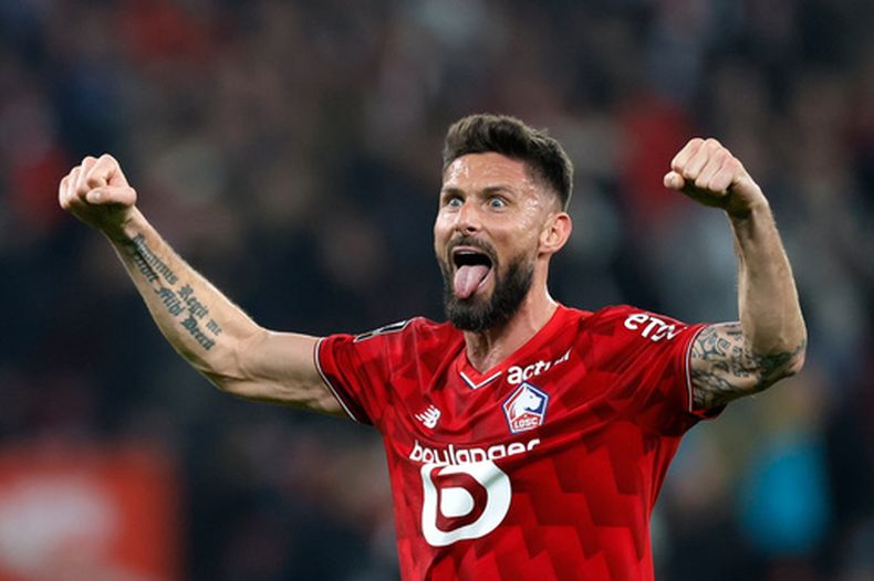 Olivier Giroud, de Lille, festeja al final del partido ante Lens en la liga francesa, el sábado 4 de abril de 2026 (AP Foto/Jean-Francois Badias)