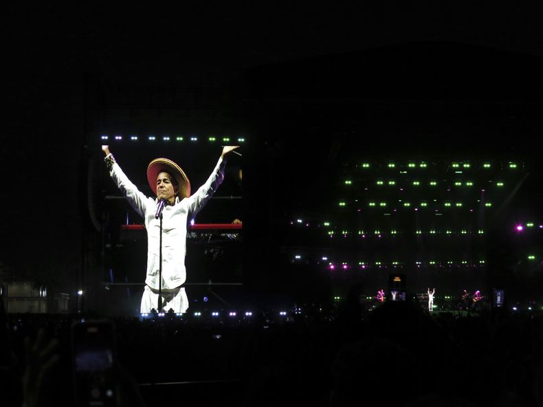 Rubén Albarrán de la banda mexicana Café Tacvba se proyecta en una pantalla gigante durante el concierto del 35 aniversario de la banda, en el Estadio GNP, en la Ciudad de México, el jueves 5 de diciembre de 2024. (Foto AP/Berenice Bautista)