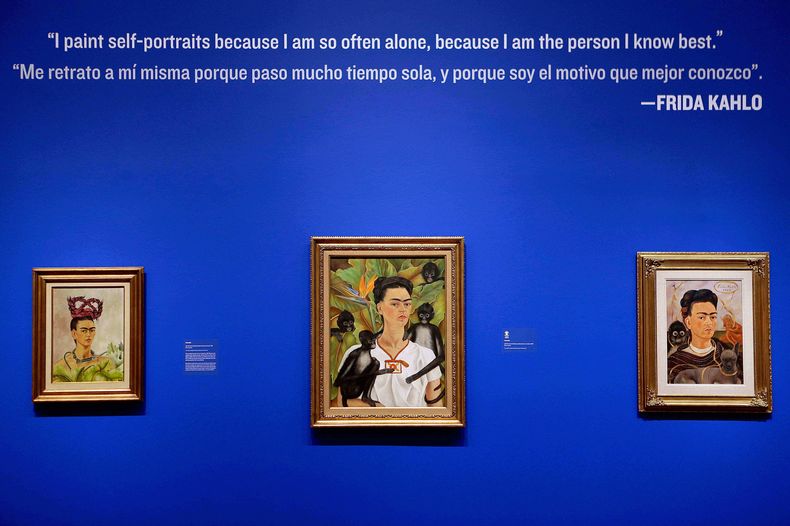 ARCHIVO - Autorretratos de la artista Frida Kahlo, titulados de izquierda a derecha Autorretrato con trenzas (1941), Autorretrato con monos (1943) y Autorretrato con mono pequeño (1945), se exhiben como parte de la exposición Frida y Diego: Pasión, política y pintura en el High Museum de Atlanta, el 8 de febrero de 2013. (Foto AP/David Goldman, archivo)