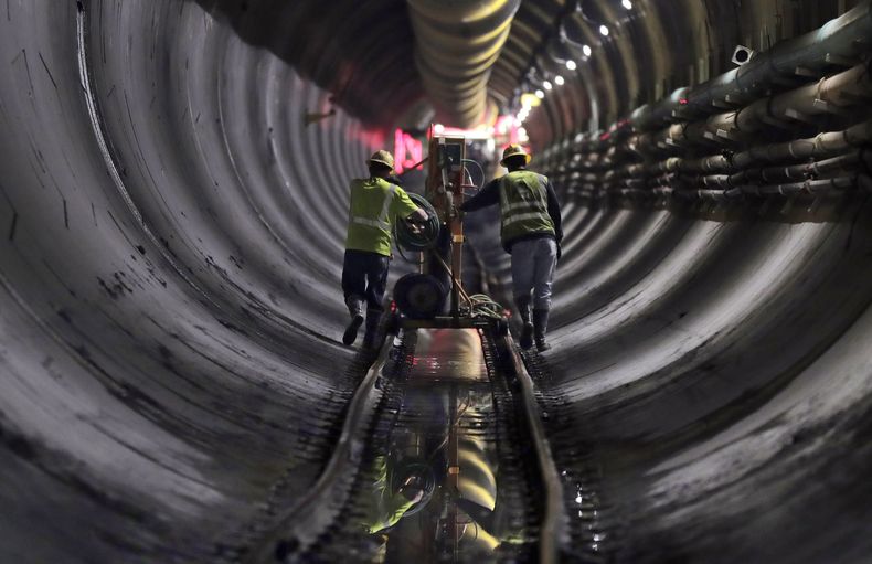 Trabajadores empujan maquinaria a través de un túnel del Acueducto Delaware, el 16 de mayo de 2018, en Marlboro, Nueva York. (AP Foto/Julie Jacobson, Archivo)