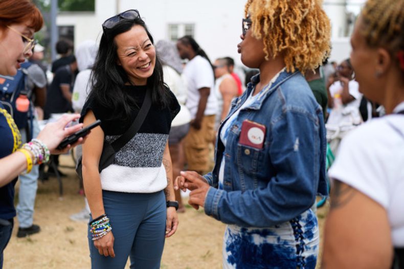 La candidate demócrata a la gubernatura Francesca Hong habla con residentes de Milwaukee durante el evento comunitario anual We Outside en Metcalfe Park Rising, el viernes 24 de julio de 2026, en Milwaukee. (AP Foto/Nam Y. Huh)