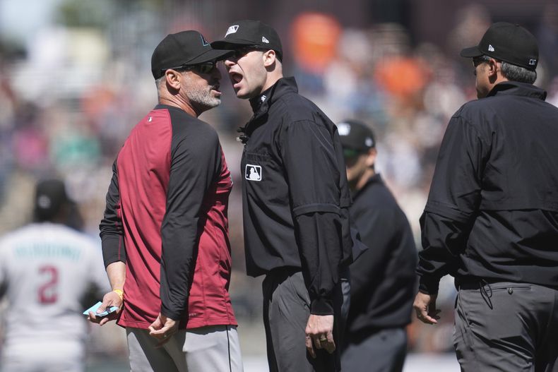 Torey Lovullo, manager de los Diamindbacks de Arizona, discute con el umpire Nic Lentz en el juego del miércoles 14 de mayo de 2025, ante los Gigantes de San Francisco (AP Foto/Jeff Chiu)