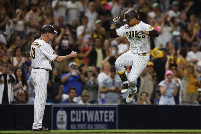 El dominicano Juan Soto (derecha), de los Padres de San Diego, festeja tras conectar un jonrón ante los Piratas de Pittsburgh, el martes 25 de julio de 2023 (AP Foto/Derrick Tuskan)