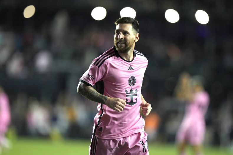 El delantero del Inter Miami Lionel Messi reacciona tras anotar un gol durante el segundo tiempo de un partido contra el New England Revolution, el sábado 19 de octubre de 2024, en Fort Lauderdale, Florida (AP Foto/Lynne Sladky)