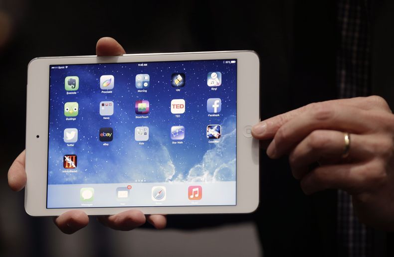 Un empleado de Apple muestra la nueva iPad Mini en San Francisco el martes 22 de octubre de 2013. Apple lanz&oacute; al mercado su nueva y diminuta tableta el martes 12 de noviembre de 2013. (Foto AP/Marcio Jose Sanchez, Archivo)