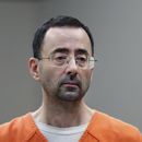 ARCHIVO - El ex médico de la federación de gimnasia Larry Nassar comparece en un tribunal el 22 de noviembre de 2017, en Lansing, Michigan. (AP Foto/Paul Sancya, Archivo)