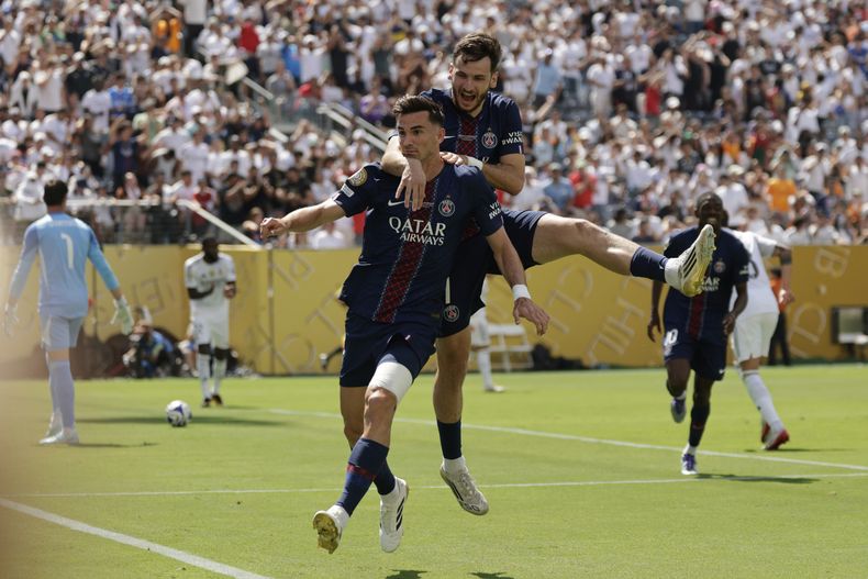 Fabián Ruiz celebra con Khvicha Kvaratskhelia tras anotar el primer gol del Paris Saint-Germain en la victoria 4-0 ante el Real Madrid en las semifinales del Mundial de Clubes, el miércoles 9 de julio de 2025, en East Rutherford, Nueva Jersey. (AP Foto/Adam Hunger)