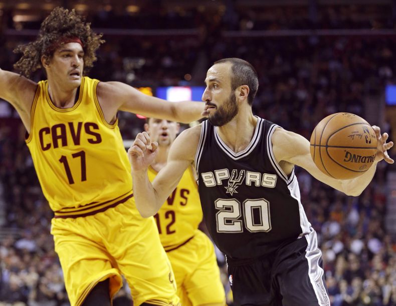 El argentino Manu Gin&oacute;bili, de los Spurs de San Antonio, dribla al brasile&ntilde;o Anderson Varejao, de los Cavaliers de Cleveland, durante el duelo del mi&eacute;rcoles 19 de noviembre de 2014 (AP Foto/Tony Dejak)
