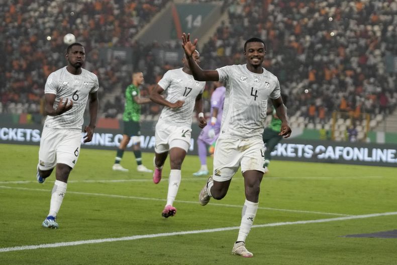 Teboho Mokoena celebra tras anotar el primer gol de Sudáfrica en el partido contra Nigeria en la Copa Africana de Naciones, el miércoles 7 de febrero de 2024, en Bouake Bouake, Costa de Marfil. (AP Foto/Themba Hadebe)