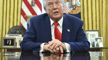 El presidente estadounidense Donald Trump habla tras firmar una orden ejecutiva en el Despacho Oval de la Casa Blanca, el miércoles 9 de abril de 2025, en Washington. (Pool vía AP)
