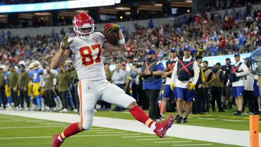 Kelce anota 3 TDs y Chiefs remontan para vencer a Chargers
